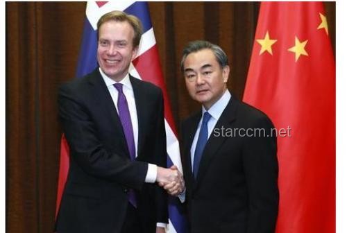 王毅签国际调解院公约与李家超握手：国际调解新纪元的开启